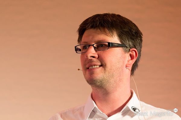 Kristof Ringleff speaking at a conference